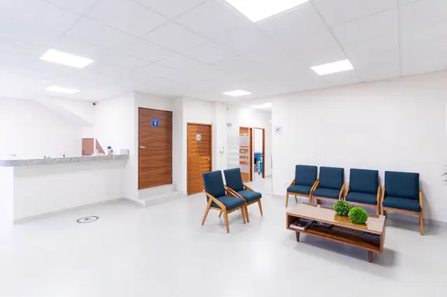 Recepção de clínica com cadeiras de espera