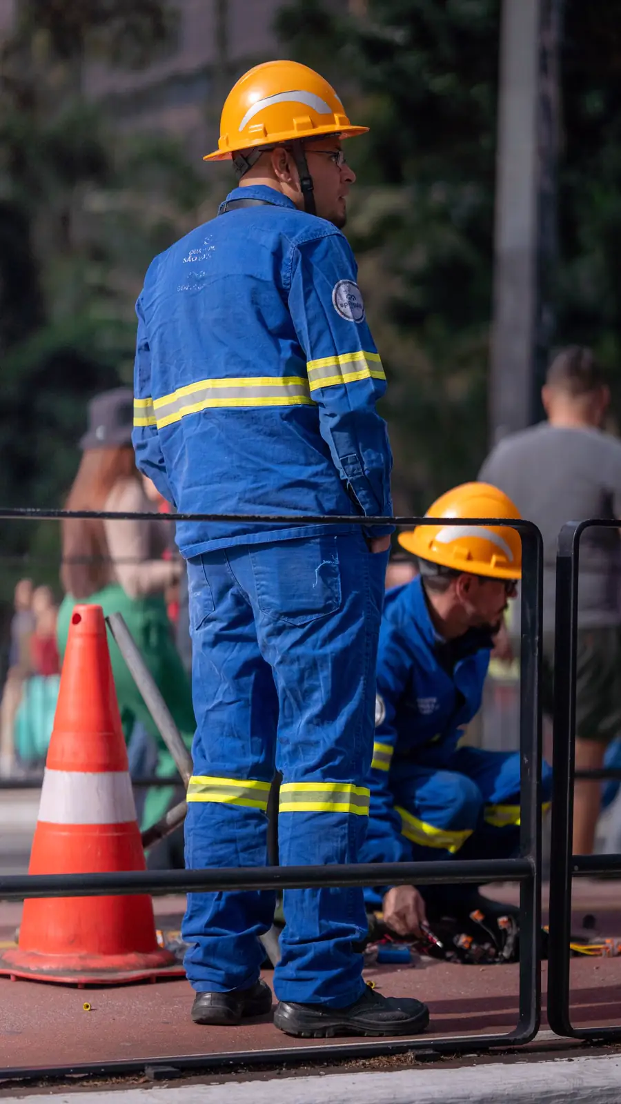 Técnicos de capacete trabalhando em uma obra