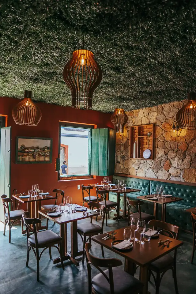 Salão de restaurante com mesas postas