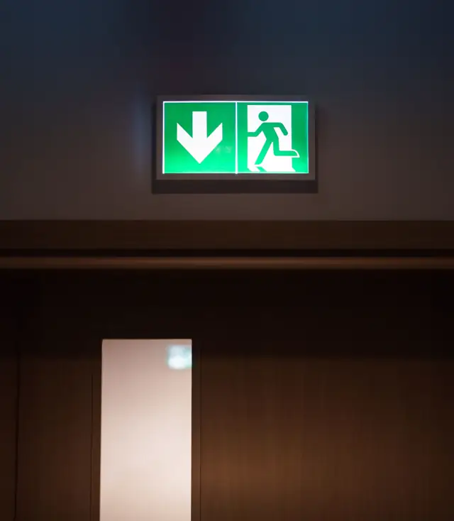 Placa iluminada de saída de emergência