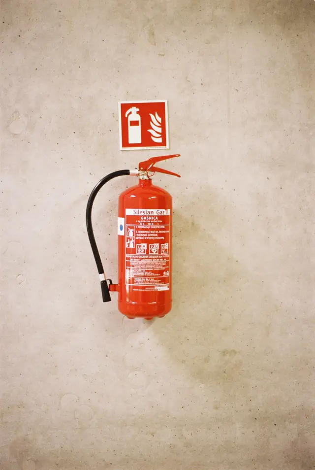 Extintor de incêndio com placa de sinalização